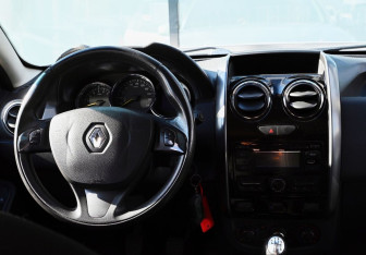 Подержанный автомобиль Renault Duster 2016 года (19 фото)