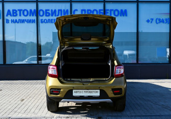 Подержанный автомобиль Renault Sandero 2015 года (20 фото)