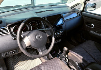Подержанный автомобиль Nissan Tiida Hatchback 2012 года (13 фото)