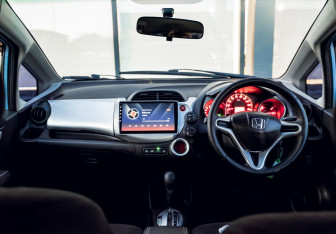 Подержанный автомобиль Honda Fit 2013 года (16 фото)