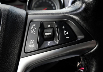 Подержанный автомобиль Opel Astra Hatchback 2011 года (13 фото)
