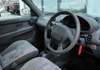 Подержанный автомобиль Nissan March Hatchback 2001 года (9 фото)