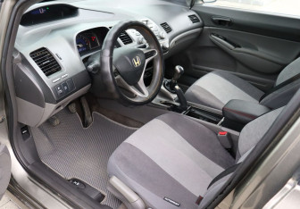 Подержанный автомобиль Honda Civic Sedan 2007 года (9 фото)