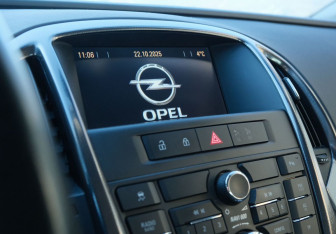 Подержанный автомобиль Opel Astra Hatchback 2011 года (12 фото)