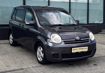 Подержанный автомобиль Toyota Sienta 2010 года (7 фото)