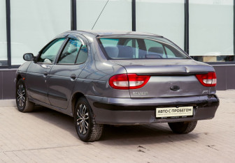 Подержанный автомобиль Renault Megane Sedan 2002 года (3 фото)