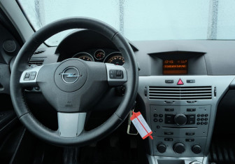 Подержанный автомобиль Opel Astra Sedan 2012 года (10 фото)