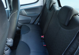 Подержанный автомобиль Peugeot 107 2009 года (15 фото)