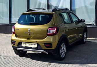 Подержанный автомобиль Renault Sandero 2017 года (5 фото)