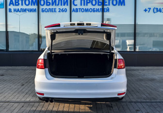 Подержанный автомобиль Volkswagen Jetta Sedan 2014 года (20 фото)