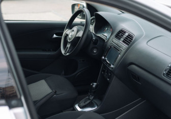 Подержанный автомобиль Volkswagen Polo Sedan 2012 года (11 фото)