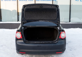 Подержанный автомобиль Volkswagen Jetta Sedan 2007 года (19 фото)