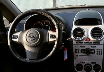 Подержанный автомобиль Opel Corsa 2007 года (19 фото)