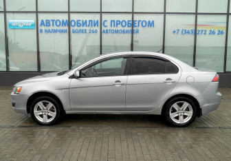 Подержанный автомобиль Mitsubishi Lancer Sedan 2010 года (2 фото)