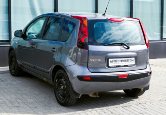 Подержанный автомобиль Nissan Note 2011 года (3 фото)