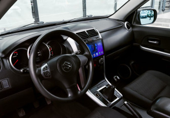 Подержанный автомобиль Suzuki Grand Vitara 2013 года (14 фото)
