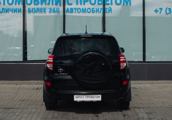 Подержанный автомобиль Toyota RAV4 2011 года (4 фото)