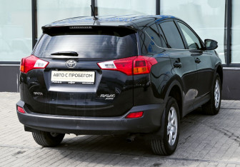 Подержанный автомобиль Toyota RAV4 2015 года (5 фото)