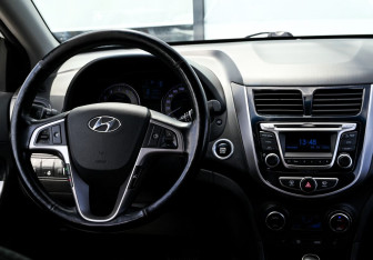 Подержанный автомобиль Hyundai Solaris Hatchback 2015 года (18 фото)