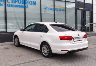 Подержанный автомобиль Volkswagen Jetta Sedan 2013 года (3 фото)