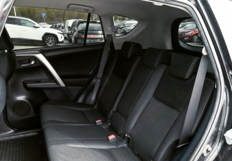 Подержанный автомобиль Toyota RAV4 2015 года (17 фото)