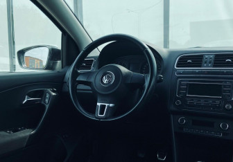 Подержанный автомобиль Volkswagen Polo Sedan 2013 года (10 фото)