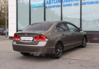 Подержанный автомобиль Honda Civic Sedan 2007 года (5 фото)