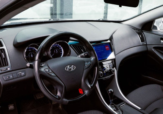 Подержанный автомобиль Hyundai Sonata 2011 года (15 фото)