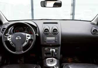 Подержанный автомобиль Nissan Qashqai 2013 года (17 фото)