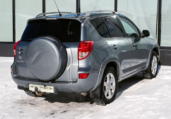 Подержанный автомобиль Toyota RAV4 2007 года (5 фото)
