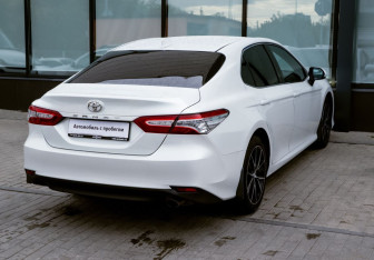 Подержанный автомобиль Toyota Camry Sedan 2021 года (5 фото)
