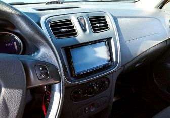 Подержанный автомобиль Renault Sandero 2015 года (10 фото)