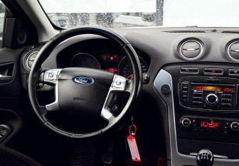 Подержанный автомобиль Ford Mondeo Sedan 2012 года (20 фото)