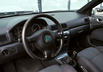 Подержанный автомобиль Skoda Octavia Liftback 2006 года (13 фото)