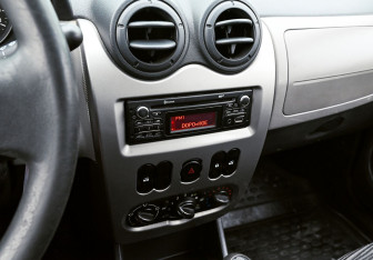 Подержанный автомобиль Renault Sandero 2013 года (11 фото)