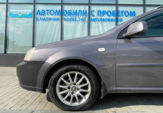 Подержанный автомобиль Chevrolet Lacetti Wagon 2012 года (17 фото)