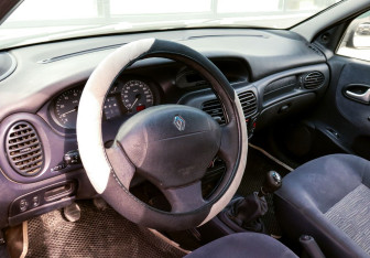 Подержанный автомобиль Renault Megane Sedan 2002 года (13 фото)