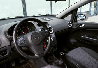 Подержанный автомобиль Opel Corsa 2011 года (14 фото)