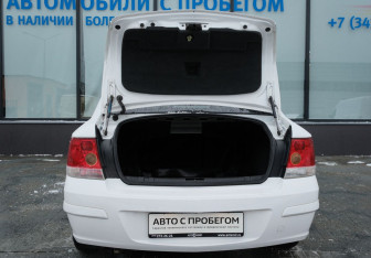 Подержанный автомобиль Opel Astra Sedan 2012 года (19 фото)