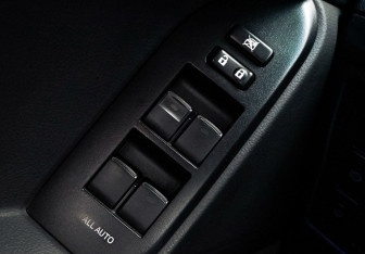 Подержанный автомобиль Toyota Land Cruiser Prado 2012 года (13 фото)