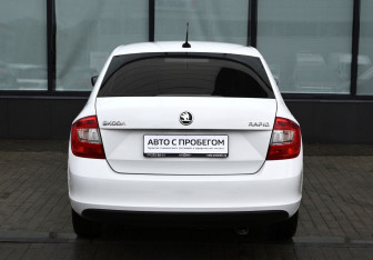 Подержанный автомобиль Skoda Rapid Liftback 2017 года (4 фото)