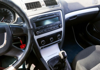 Подержанный автомобиль Skoda Octavia Liftback 2011 года (10 фото)