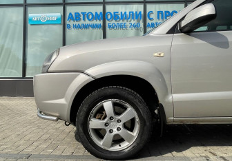 Подержанный автомобиль Hyundai Tucson 2008 года (17 фото)