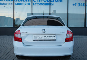 Подержанный автомобиль Skoda Rapid Liftback 2016 года (4 фото)