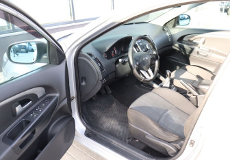 Подержанный автомобиль Kia Ceed Hatchback 2010 года (9 фото)