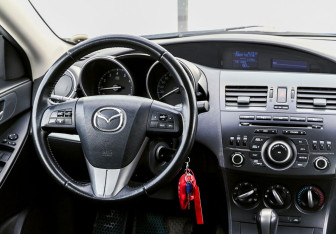 Подержанный автомобиль Mazda 3 Sedan 2011 года (11 фото)