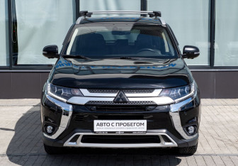 Подержанный автомобиль Mitsubishi Outlander 2018 года (8 фото)