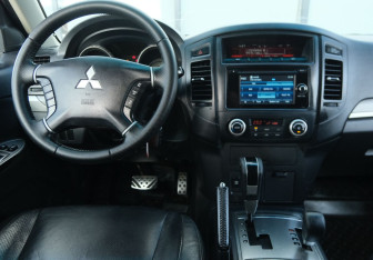 Подержанный автомобиль Mitsubishi Pajero 2013 года (10 фото)