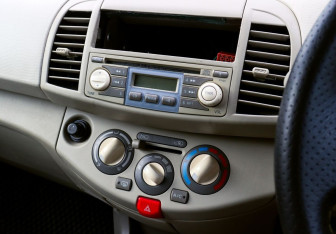 Подержанный автомобиль Nissan March Hatchback 2004 года (11 фото)