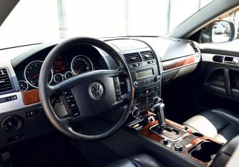 Подержанный автомобиль Volkswagen Touareg 2007 года (13 фото)